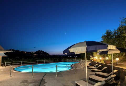 Villa Alfresco: Water, Lucht, Fabriek, Zwembad, Gebouw, Azure, Schaduw, Boom, Buitenmeubels, Zwemwater