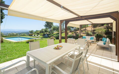 Villa Lastra: Tafel, Meubilair, Eigendom, Fabriek, Stoel, Schaduw, Buitenmeubels, Zwembad, Interieur Ontwerp, Water