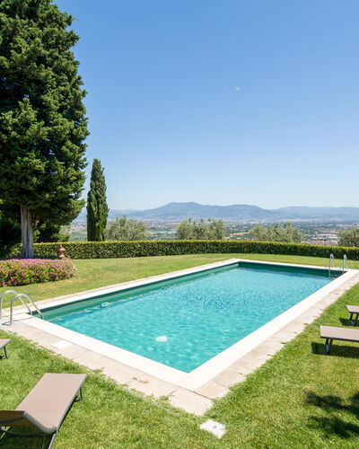 Villa Lastra: Water, Lucht, Eigendom, Fabriek, Natuurlijk Landschap, Plantkunde, Zwembad, Rechthoek, Buitenmeubels, Schaduw