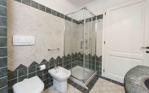 Casina Dell'acquaborra: Badkamer, Flooring, Loodgieterswerkinrichting, Verdieping, Interieur Ontwerp, Toilet, Wastafel, Kraan, Wastafel In De Badkamer, Loodgieter