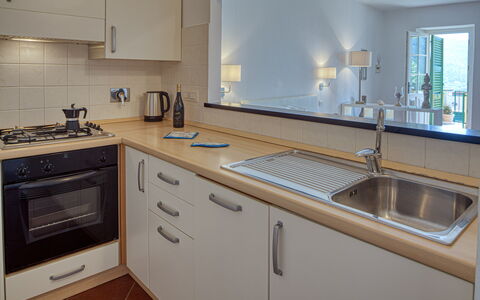 Villa Dell'erta - Levanto, Montale: Kraan, Countertop, Cabinetry, Gootsteen, Wastafel, Eigendom, Gebouw, Loodgieterswerkinrichting, Keuken, Hout