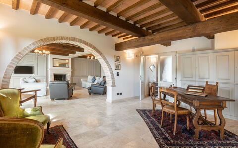 Fonte Della Chiana: Tafel, Meubilair, Bankstel, Gebouw, Stoel, Hout, Woonkamer, Hal, Venster, Flooring