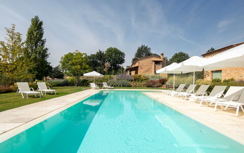 Fonte Della Chiana: Water, Lucht, Fabriek, Wolk, Eigendom, Zwembad, Boom, Azure, Stoel, Schaduw