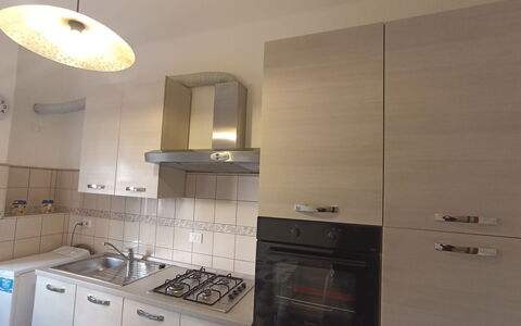 Angelo: Kraan, Cabinetry, Gebouw, Loodgieterswerkinrichting, Countertop, Wastafel, Fornuis, Hout, Gootsteen, Toestel Van De Keuken