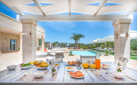 Villa Ofelia: Tafel, Eigendom, Lucht, Venster, Fabriek, Zwembad, Azure, Interieur Ontwerp, Schaduw, Buitenmeubels