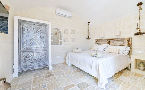 Villa Ofelia: Gebouw, Meubilair, Fotolijst, Venster, Cabinetry, Comfort, Hout, Huis, Bed Frame, Verlichting