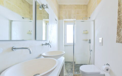 Villa Ofelia: Spiegel, Kraan, Loodgieterswerkinrichting, Wastafel, Wastafel In De Badkamer, Eigendom, Fotograaf, Wit, Purper, Badkamer