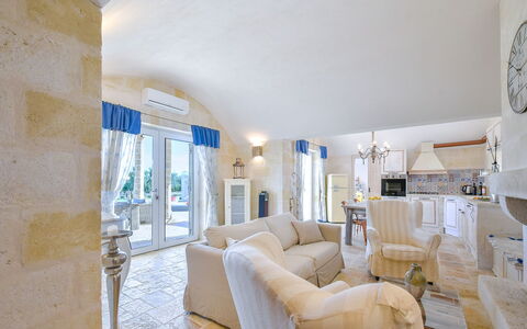 Villa Ofelia: Eigendom, Bankstel, Fotolijst, Gebouw, Tafel, Comfort, Huis, Interieur Ontwerp, Verdieping, Woonkamer