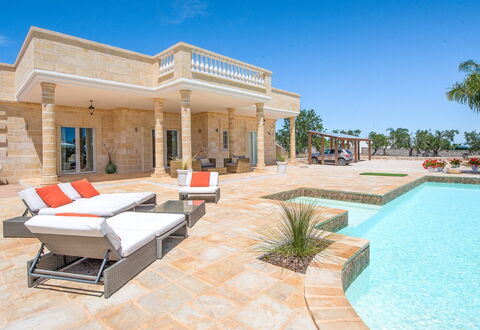 Villa Ofelia: Water, Lucht, Eigendom, Fabriek, Bankstel, Schaduw, Buitenmeubels, Zwembad, Gebouw, Vrije Tijd