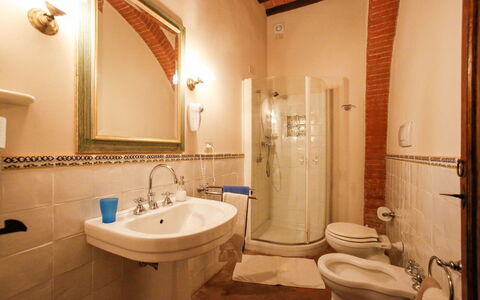 Castelletto Weddings And Events: Spiegel, Bruin, Kraan, Loodgieterswerkinrichting, Wastafel, Eigendom, Wastafel In De Badkamer, Fotograaf, Badkamer, Purper