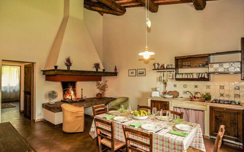 Castelletto Weddings And Events: Tafel, Eigendom, Countertop, Cabinetry, Fotolijst, Hout, Tableware, Verlichting, Interieur Ontwerp, Keuken