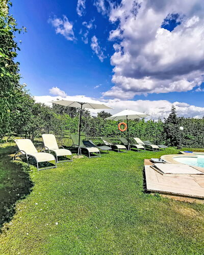 La Quercia: Blauw, Zwembad, Tuin, Buitenmeubels, Gazon, Toevlucht, Landscaping, Schaduw, Ligstoel, Eco Hotel