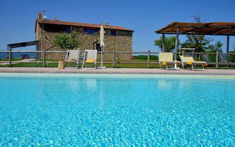 Villa Guardistallo: Water, Lucht, Fabriek, Azure, Zwembad, Boom, Gebouw, Vrije Tijd, Aqua, Onroerend Goed