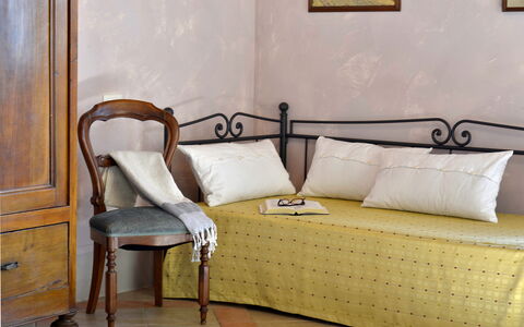 Villa Guardistallo: Meubilair, Comfort, Gebouw, Hout, Textiel, Interieur Ontwerp, Hoofdkussen, Rechthoek, Woonkamer, Bed Frame