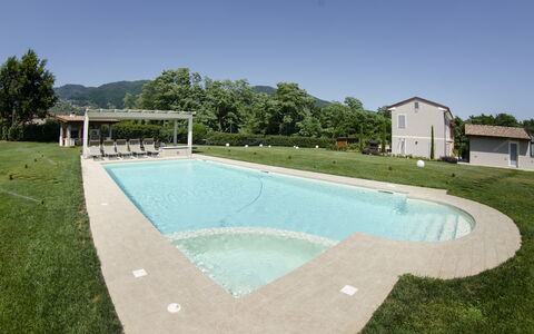 Tenuta Il Giardino Proprietà: Water, Lucht, Zwembad, Azure, Boom, Schaduw, Gebouw, Fabriek, Land Lot, Gras