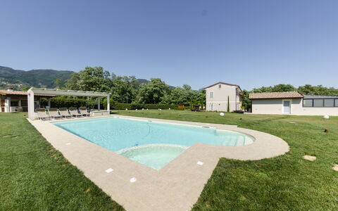 Tenuta Il Giardino Proprietà: Lucht, Water, Zwembad, Gebouw, Fabriek, Schaduw, Land Lot, Flooring, Verdieping, Boom