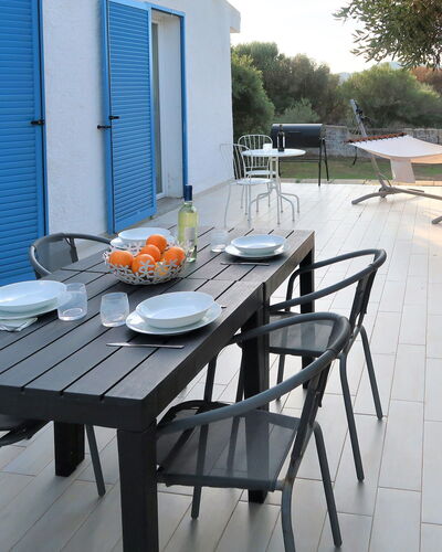 Contraruia: Tafel, Fabriek, Meubilair, Eigendom, Stoel, Gebouw, Buitentafel, Buitenmeubels, Deur, Hout