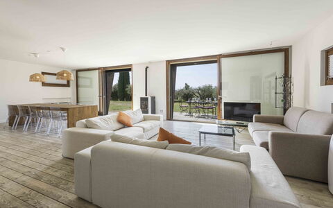 Villa Dell'acquaborra: Flooring, Hout, Meubilair, Verdieping, Interieur Ontwerp, Bankstel, Plafond, Houten Vloer, Woonkamer, Tafel