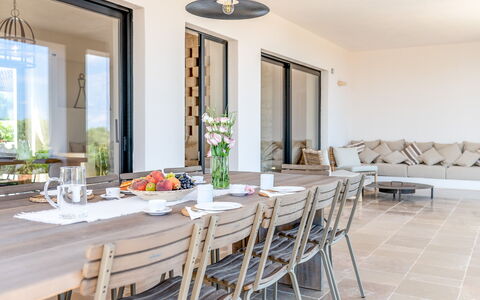 Villa Orama Estia Relais: Tafel, Meubilair, Bankstel, Fotolijst, Venster, Voedsel, Azure, Hout, Tableware, Verlichting