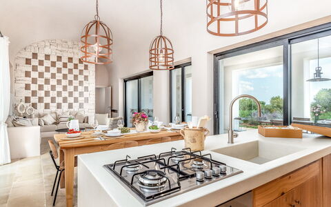 Villa Orama Estia Relais: Countertop, Eigendom, Cabinetry, Meubilair, Wit, Wastafel, Kraan, Product, Keuken, Loodgieterswerkinrichting