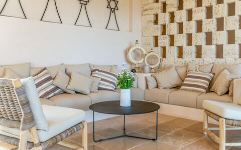 Villa Orama Estia Relais: Meubilair, Bankstel, Tafel, Eigendom, Fabriek, Hout, Comfort, Interieur Ontwerp, Woonkamer, Verdieping