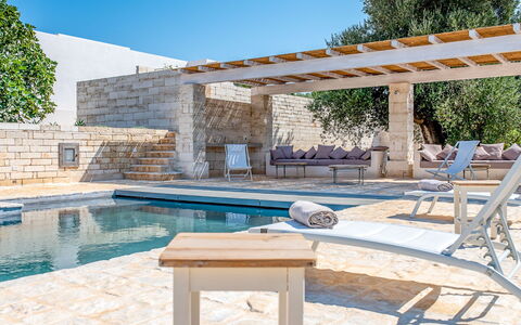 Villa Orama Estia Relais: Water, Lucht, Eigendom, Azure, Zwembad, Schaduw, Fabriek, Hout, Interieur Ontwerp, Buitenmeubels