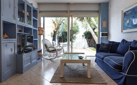 La Terrazza Di Santa Marinella: Meubilair, Bankstel, Comfort, Hout, Slaapbank, Architectuur, Interieur Ontwerp, Fotolijst, Woonkamer, Flooring
