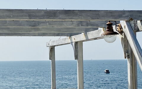 La Terrazza Di Santa Marinella: Lucht, Water, Hout, Schaduw, Horizon, Kalmte, Oceaan, Meer, Kunst, Metaal