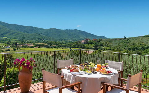 Villa Taragnano: Lucht, Tafel, Fabriek, Meubilair, Eigendom, Berg, Tableware, Bloem, Stoel, Natuur