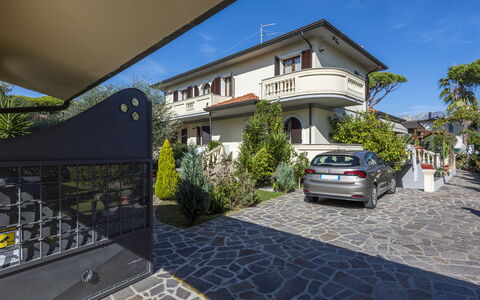 Residenza Garosi: Fabriek, Gebouw, Lucht, Eigendom, Venster, Voertuig, Auto, Weg Oppervlak, Wiel