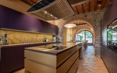 Villa Dorothea: Cabinetry, Countertop, Eigendom, Gebouw, Hout, Huis, Verlichting, Interieur Ontwerp, Keuken, Beits