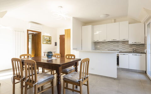 Casa Serchio: Tafel, Meubilair, Eigendom, Cabinetry, Hout, Countertop, Interieur Ontwerp, Flooring, Stoel, Verdieping