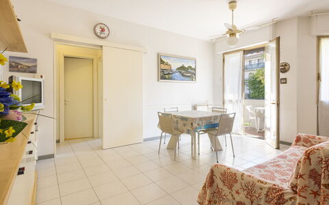 Casa Marina: Fotolijst, Eigendom, Meubilair, Venster, Tafel, Hout, Interieur Ontwerp, Geel, Stoel, Flooring