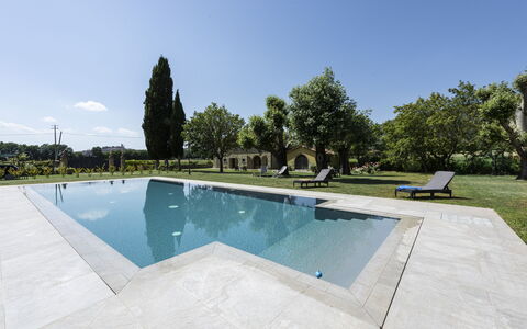 Villa Chio: Water, Lucht, Zwembad, Boom, Fabriek, Schaduw, Rechthoek, Gebouw, Vrije Tijd, Woongebied