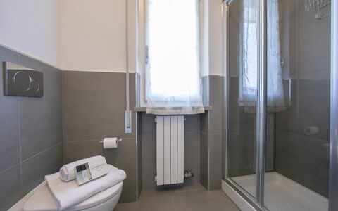 Pontremoli Apartments: Eigendom, Gebouw, Comfort, Flooring, Verdieping, Deur, Huis, Badkamer, Onroerend Goed