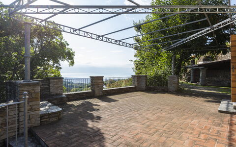 Villa Montignoso: Lucht, Wolk, Dag, Eigendom, Fabriek, Schaduw, Weg Oppervlak, Woongebied, Gras, Boom