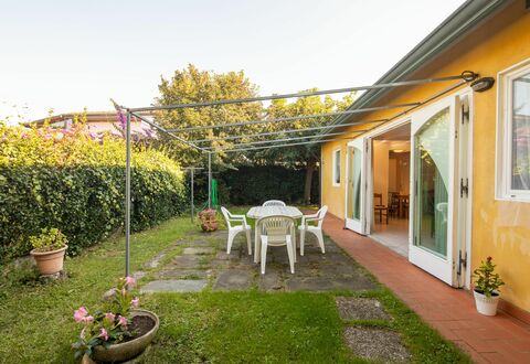 Villa Isola: Fabriek, Lucht, Meubilair, Venster, Bloempot, Gebouw, Bloem, Stoel, Kamerplant, Gras