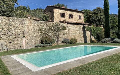 Villa Adelfa: Water, Lucht, Gebouw, Fabriek, Azure, Zwembad, Venster, Rechthoek, Boom, Land Lot