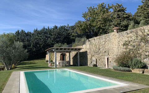 Villa Adelfa: Water, Fabriek, Lucht, Eigendom, Zwembad, Architectuur, Natuurlijk Landschap, Wolk, Boom, Land Lot