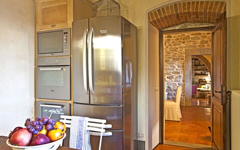 Villa Adelfa: Meubilair, Voedsel, Tableware, Gebouw, Cabinetry, Tafel, Deur, Hout, Verlichting, Interieur Ontwerp
