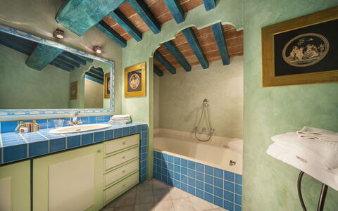 Villa Paneretta: Spiegel, Kraan, Loodgieterswerkinrichting, Eigendom, Cabinetry, Badkamerkast, Wastafel, Wastafel In De Badkamer, Badkamer, Azure