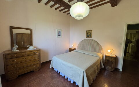Alla Collina Del Sole: Bed, Meubilair, Slaapkamer, Muur, Laken, Flooring, Bedding, Interieur Ontwerp, Hout, Verdieping