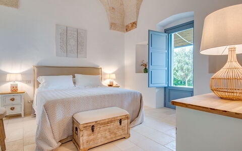 Masseria Tufo Bianco: Meubilair, Eigendom, Wit, Comfort, Azure, Hout, Cabinetry, Verlichting, Bed Frame, Textiel