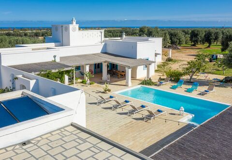 Masseria Tufo Bianco: Gebouw, Lucht, Eigendom, Zwembad, Water, Azure, Boom, Buitenmeubels, Schaduw, Architectuur