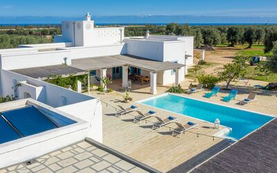 Masseria Tufo Bianco: Gebouw, Lucht, Eigendom, Zwembad, Water, Azure, Boom, Buitenmeubels, Schaduw, Architectuur