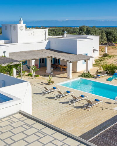 Masseria Tufo Bianco: Gebouw, Lucht, Eigendom, Zwembad, Water, Azure, Boom, Buitenmeubels, Schaduw, Architectuur