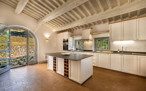 Villa Lucarella: Keuken, Interieur Ontwerp, Flooring, Countertop, Hout, Plafond, Cabinetry, Meubilair, Verdieping, Toestel Van De Keuken