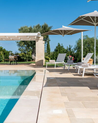 Villa Bellavista: Lucht, Water, Fabriek, Boom, Azure, Zwembad, Schaduw, Tafel, Buitenmeubels, Architectuur