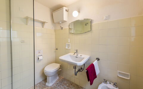 Villa Vigliano: Spiegel, Wastafel, Loodgieterswerkinrichting, Kraan, Eigendom, Wastafel In De Badkamer, Wc Bril, Gebouw, Purper, Badkamer