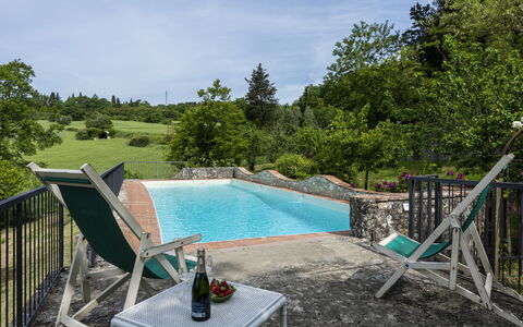 Villa Vigliano: Water, Lucht, Fabriek, Zwembad, Wolk, Stoel, Buitenmeubels, Boom, Schaduw, Land Lot